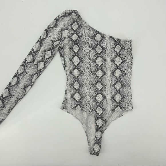 Tilly’s West of Melrose One Shoulder Snakeskin Bodysuit - Picture 3 of 4